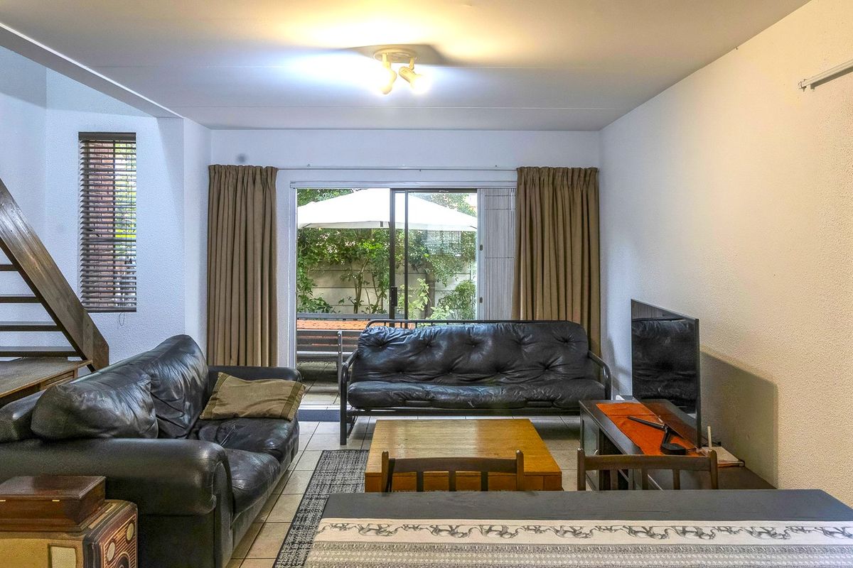 Lovely 2 Bedroom Family Duplex Home with Pet Friendly Garden - Photo 4