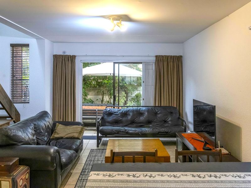 Lovely 2 Bedroom Family Duplex Home with Pet Friendly Garden - Photo 4