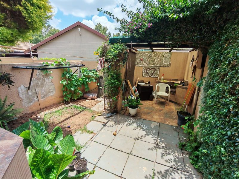 Perfect Starter Home: Stylish 1-Bedroom Duplex with Garden & Communal Pool - Photo 10