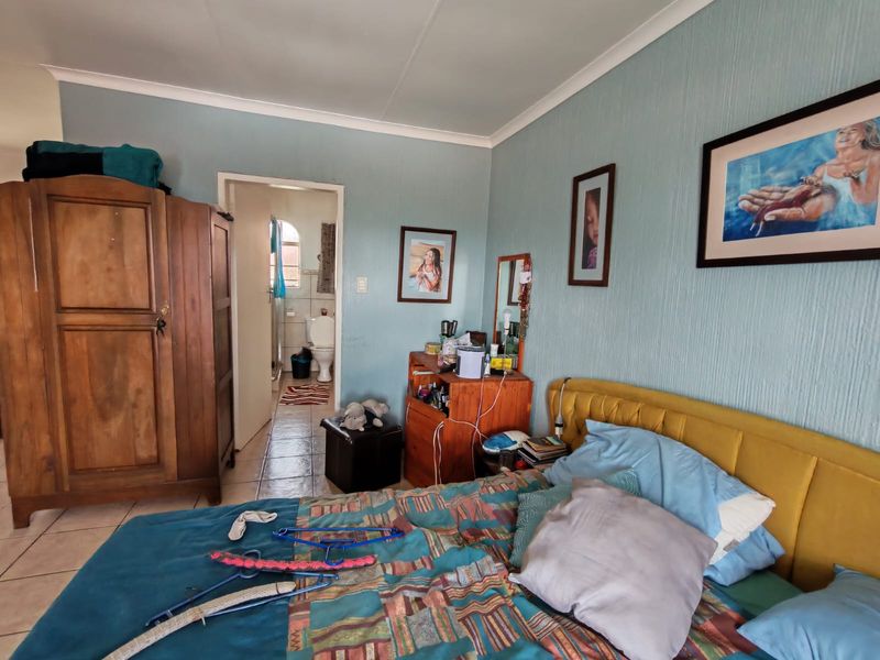 Perfect Starter Home: Stylish 1-Bedroom Duplex with Garden & Communal Pool - Photo 8