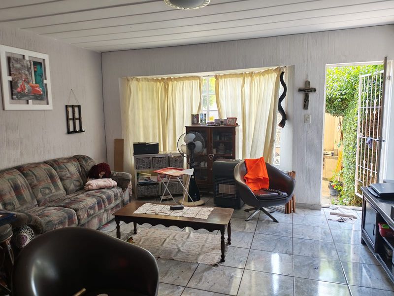 Perfect Starter Home: Stylish 1-Bedroom Duplex with Garden & Communal Pool - Photo 6