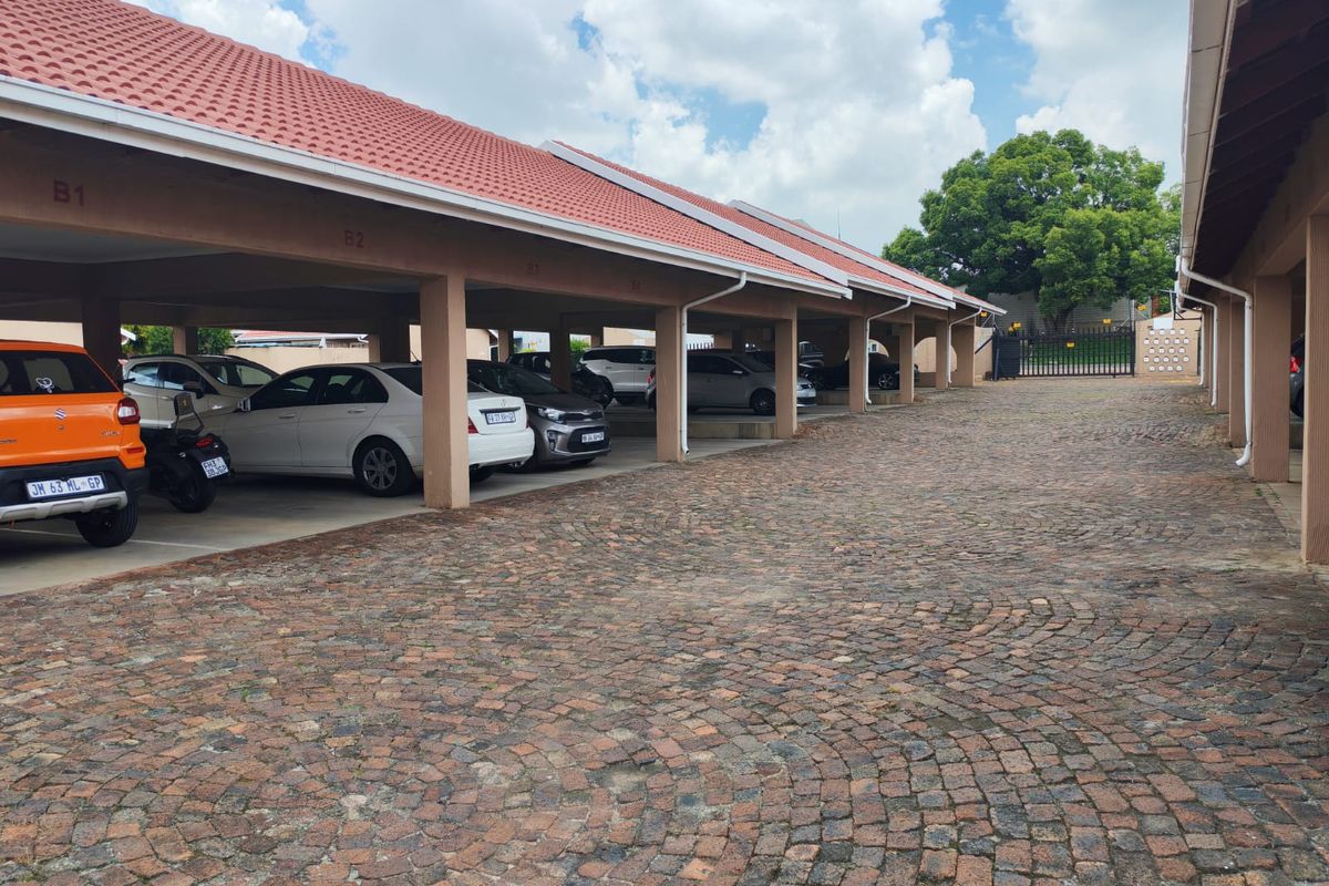 Perfect Starter Home: Stylish 1-Bedroom Duplex with Garden & Communal Pool - Photo 3