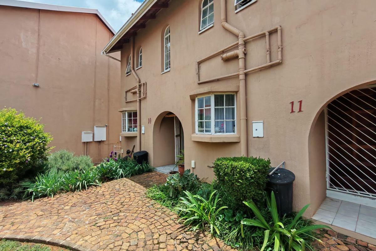 Perfect Starter Home: Stylish 1-Bedroom Duplex with Garden & Communal Pool - Photo 4