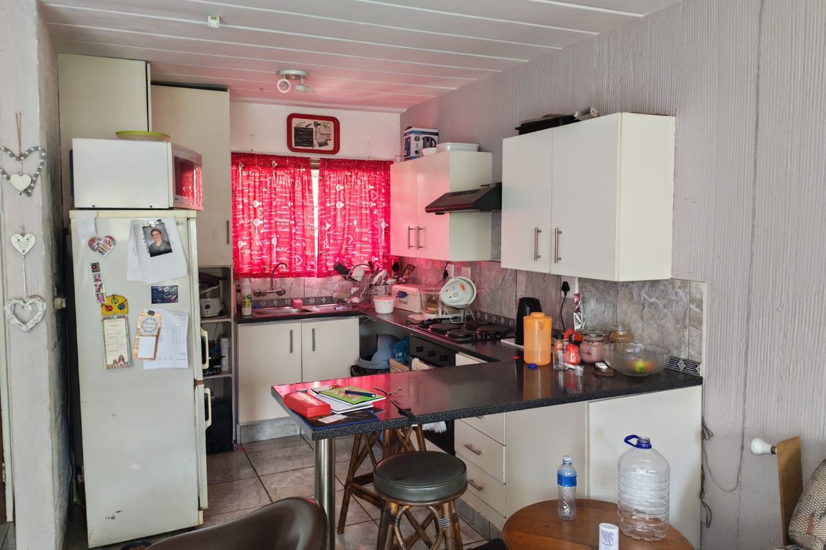 Perfect Starter Home: Stylish 1-Bedroom Duplex with Garden & Communal Pool - Photo 5