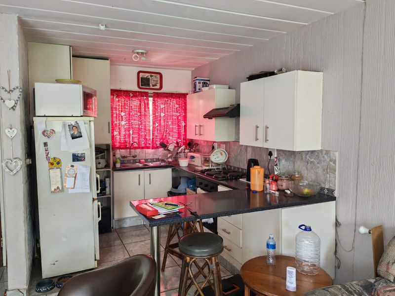 Perfect Starter Home: Stylish 1-Bedroom Duplex with Garden & Communal Pool - Photo 5