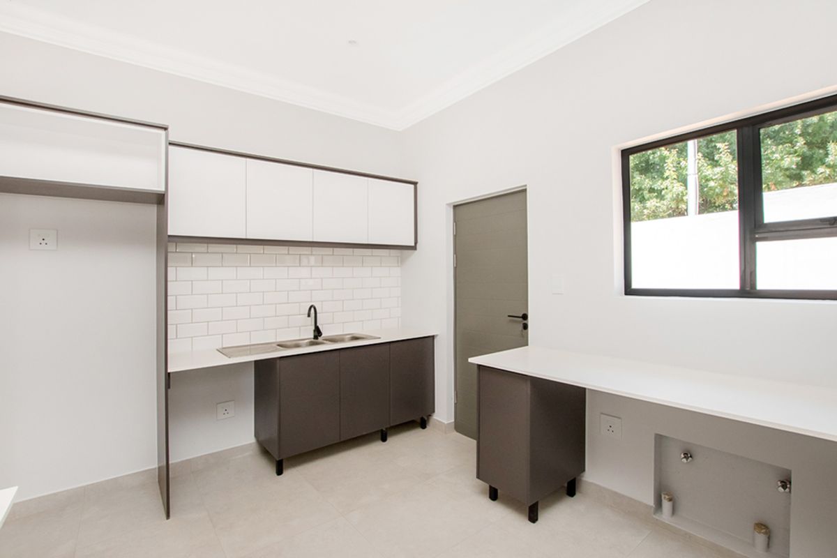 APARTMENTS 3-Bedroom in Bryanston at Makarios - Photo 2