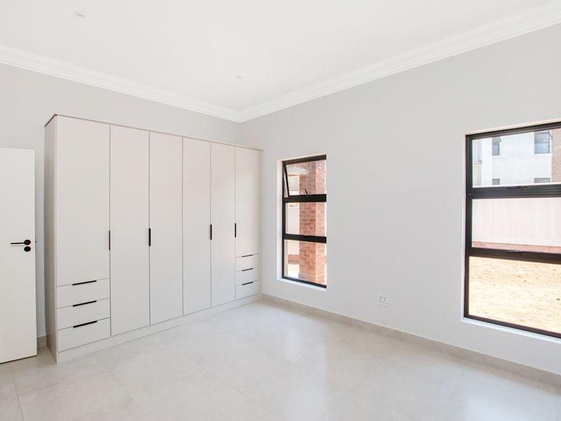 APARTMENTS 3-Bedroom in Bryanston at Makarios - Photo 8