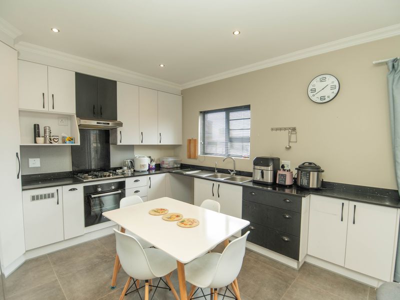 Spacious Family Home in River Dale, Westbrook - Photo 8