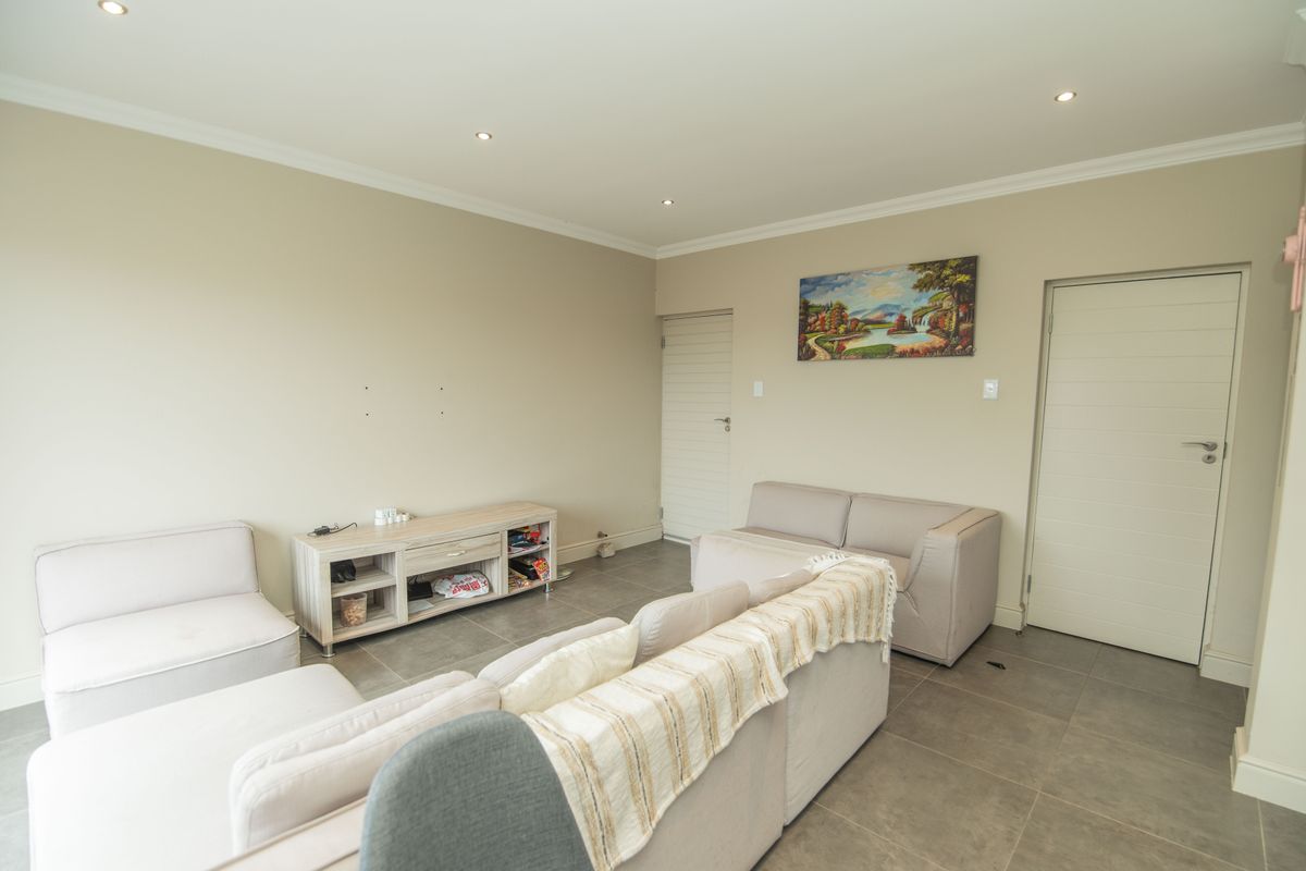 Spacious Family Home in River Dale, Westbrook - Photo 3