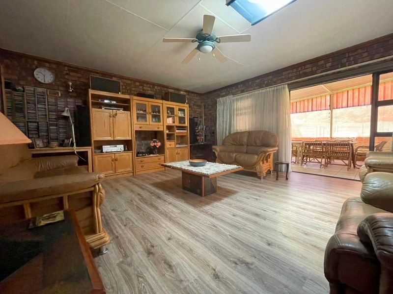 Massive Family Home - Photo 10