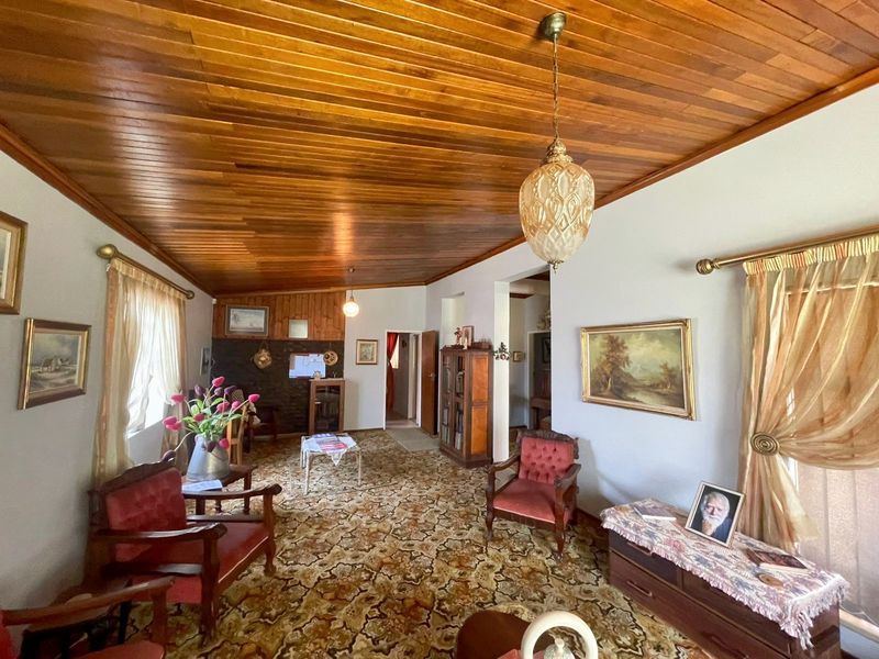 Massive Family Home - Photo 8