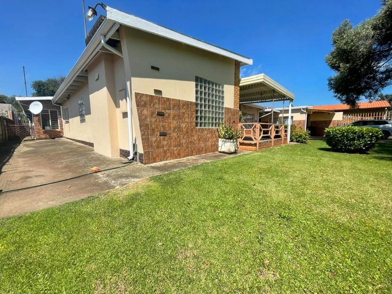 Massive Family Home - Photo 2