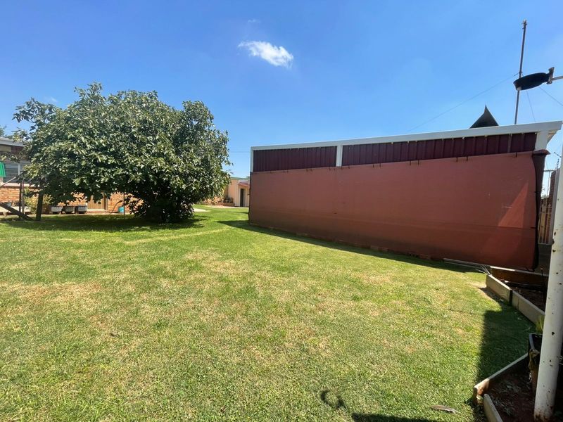 Massive Family Home - Photo 6