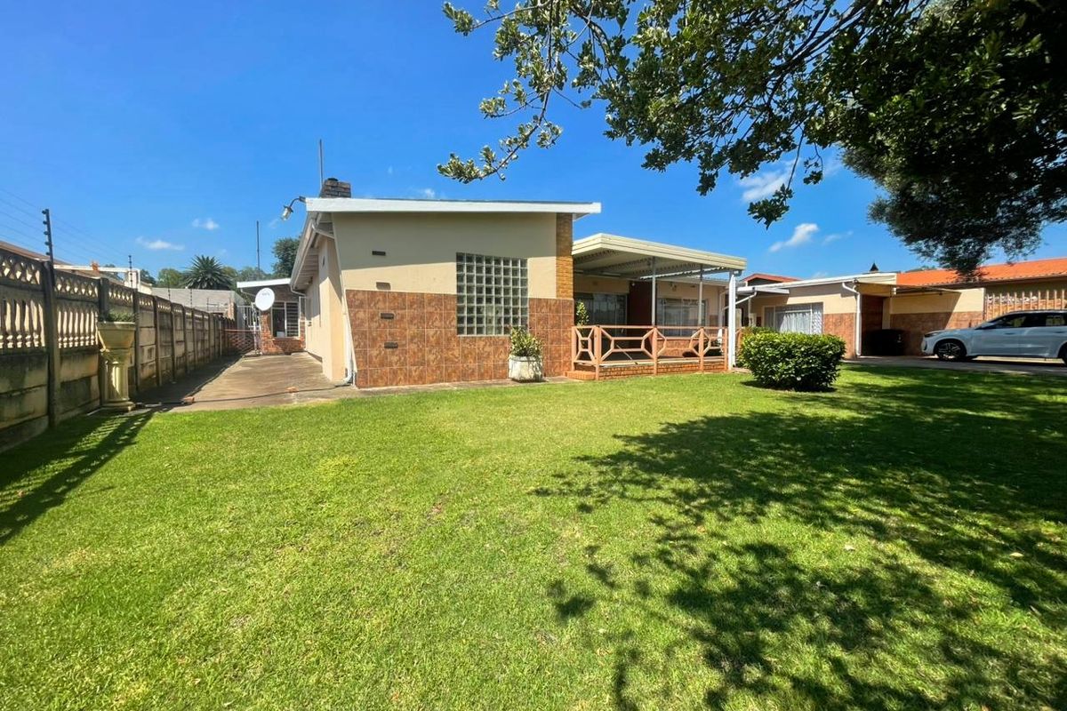 Massive Family Home - Photo 3