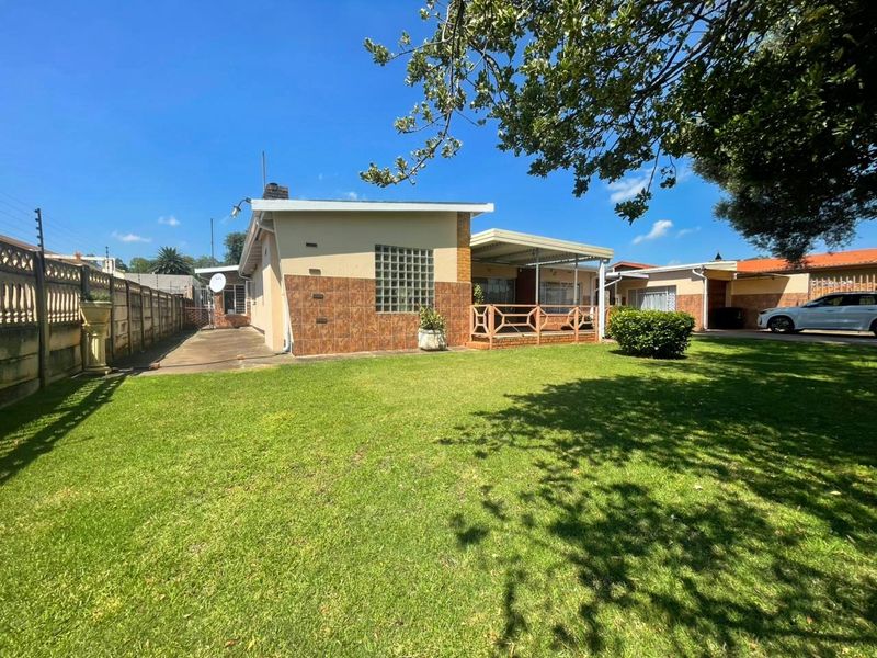 Massive Family Home - Photo 3