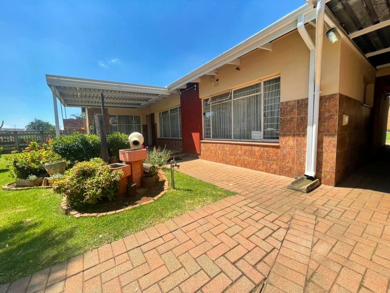 Massive Family Home - Photo 1