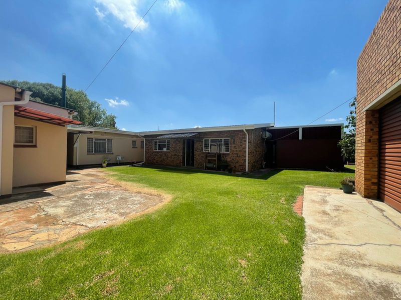 Massive Family Home - Photo 4