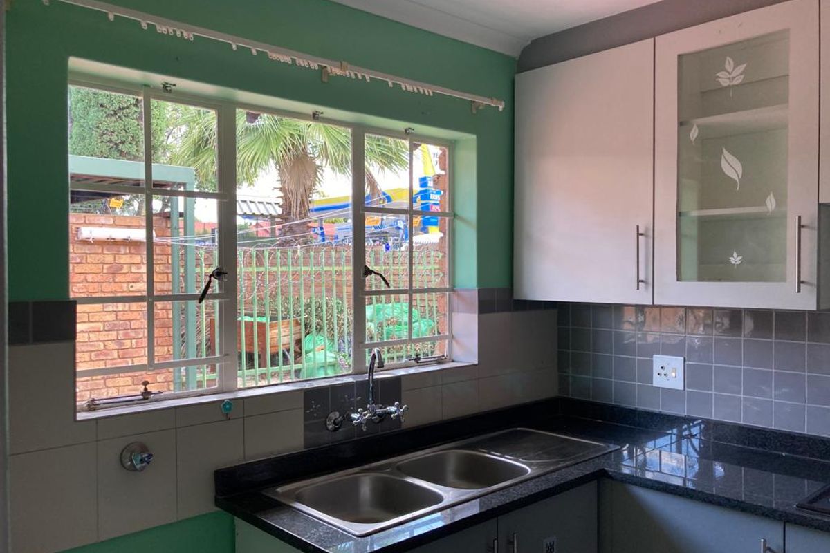 3 Bed Simplex in Garsfontein - Photo 5