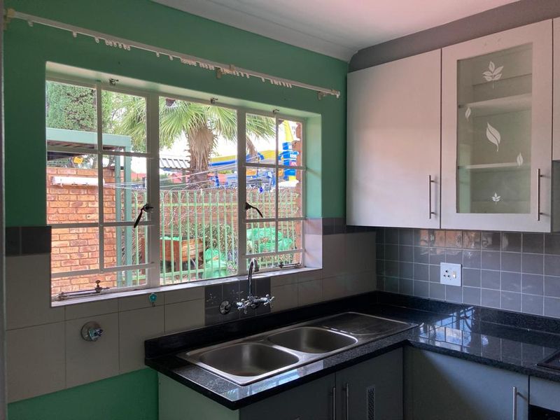 3 Bed Simplex in Garsfontein - Photo 5