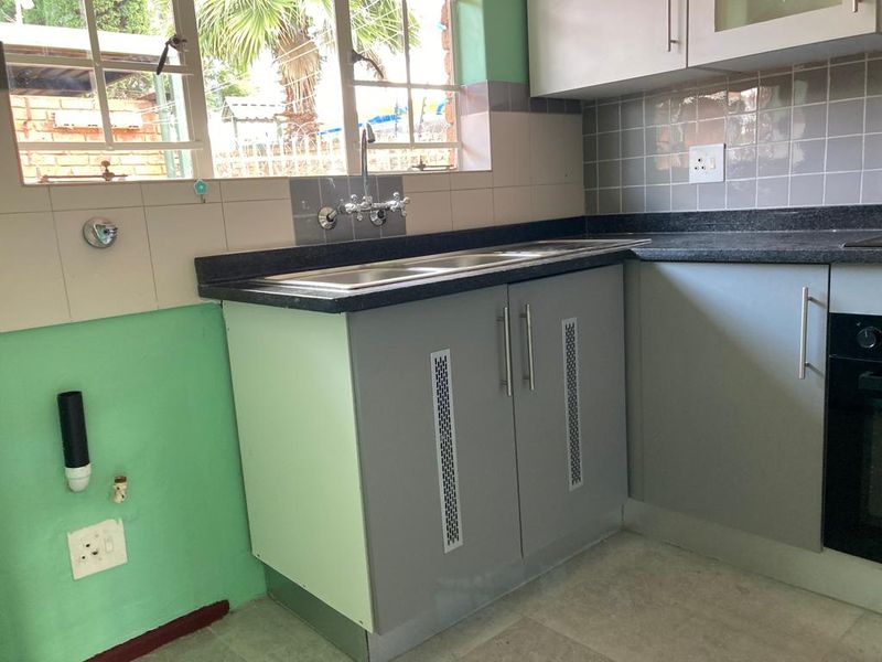 3 Bed Simplex in Garsfontein - Photo 6