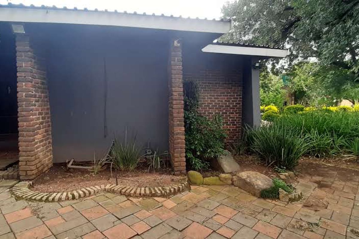 Main Property and Yard with warehouse! - Photo 4