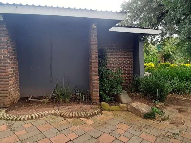 Main Property and Yard with warehouse! - Photo 4