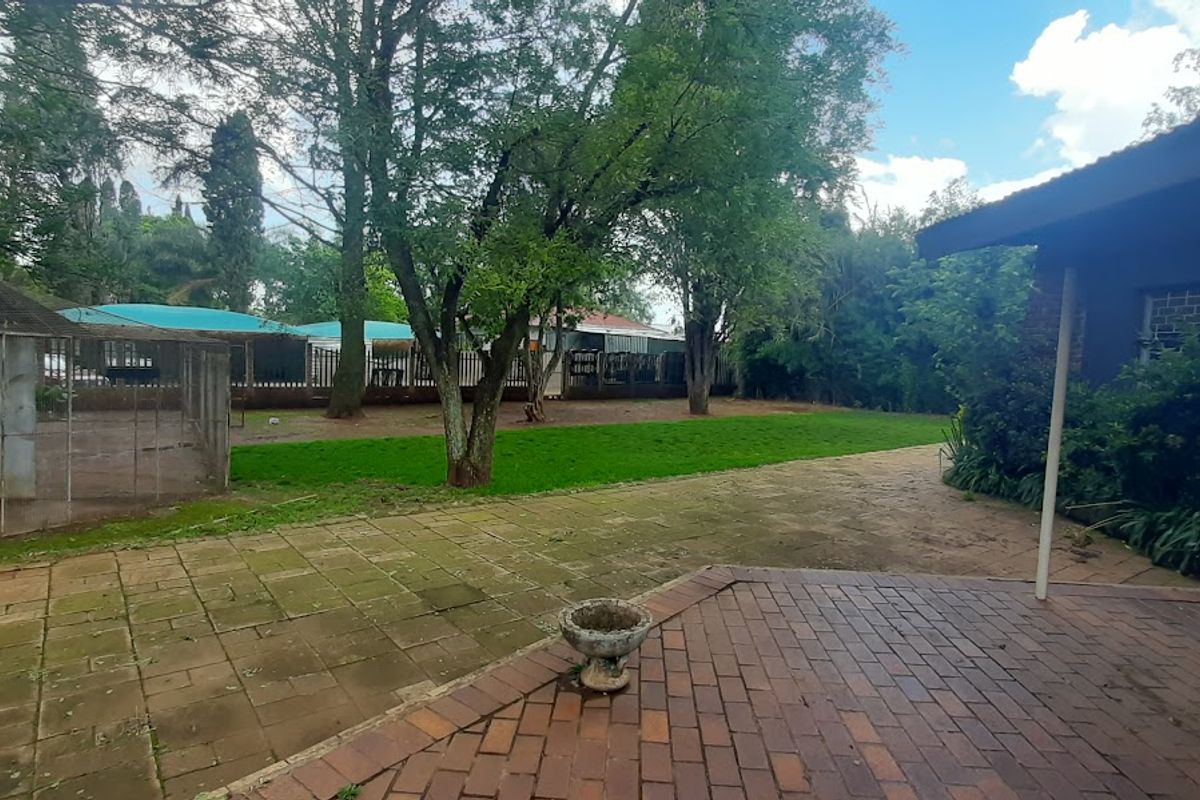 Main Property and Yard with warehouse! - Photo 3