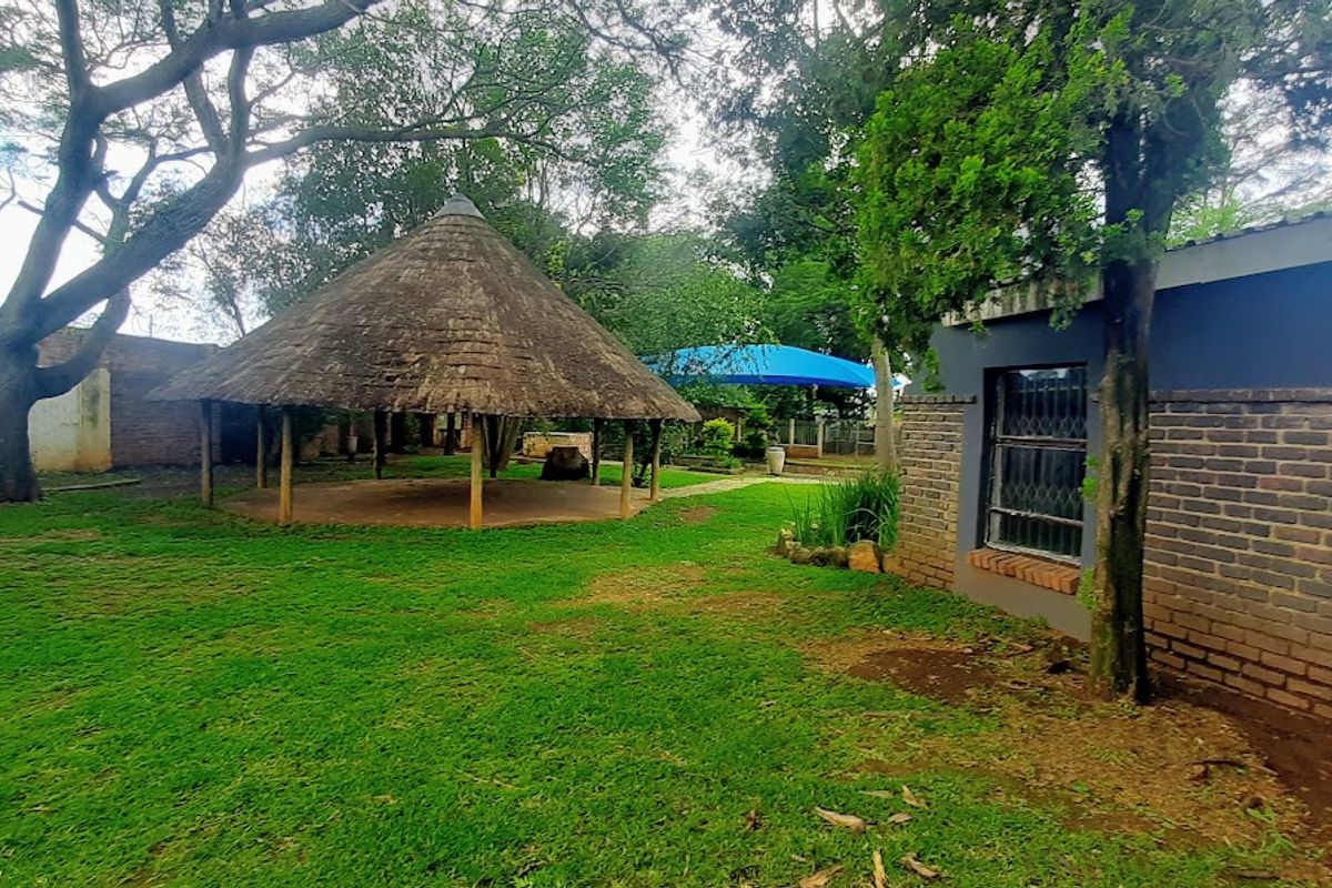 Main Property and Yard with warehouse! - Photo 2