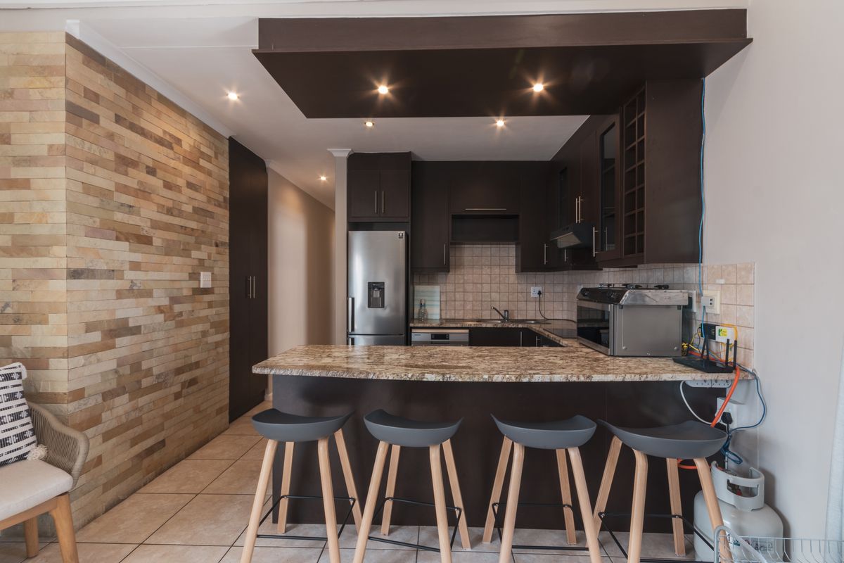 Modern Family Home in Parklands to Let - Photo 2