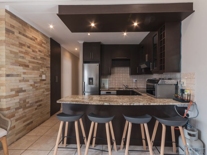 Modern Family Home in Parklands to Let - Photo 2