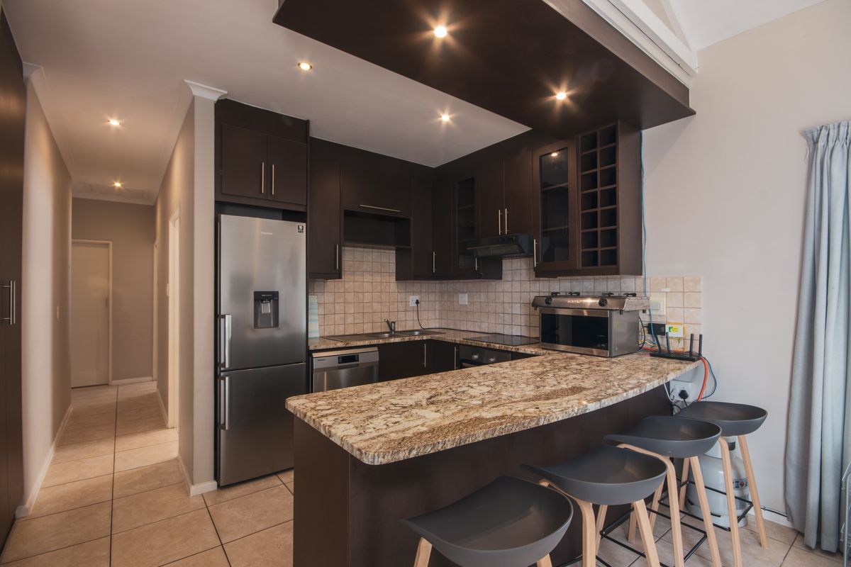 Modern Family Home in Parklands to Let - Photo 4