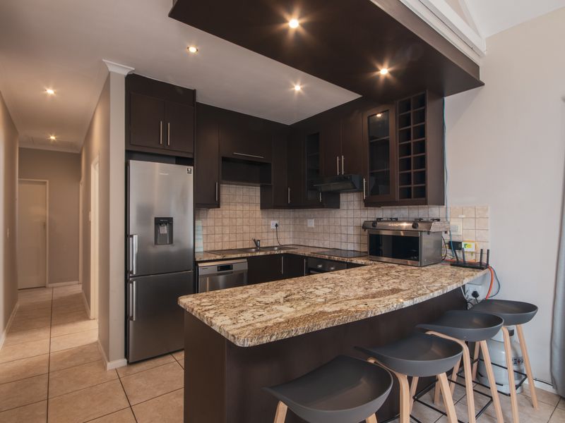 Modern Family Home in Parklands to Let - Photo 4