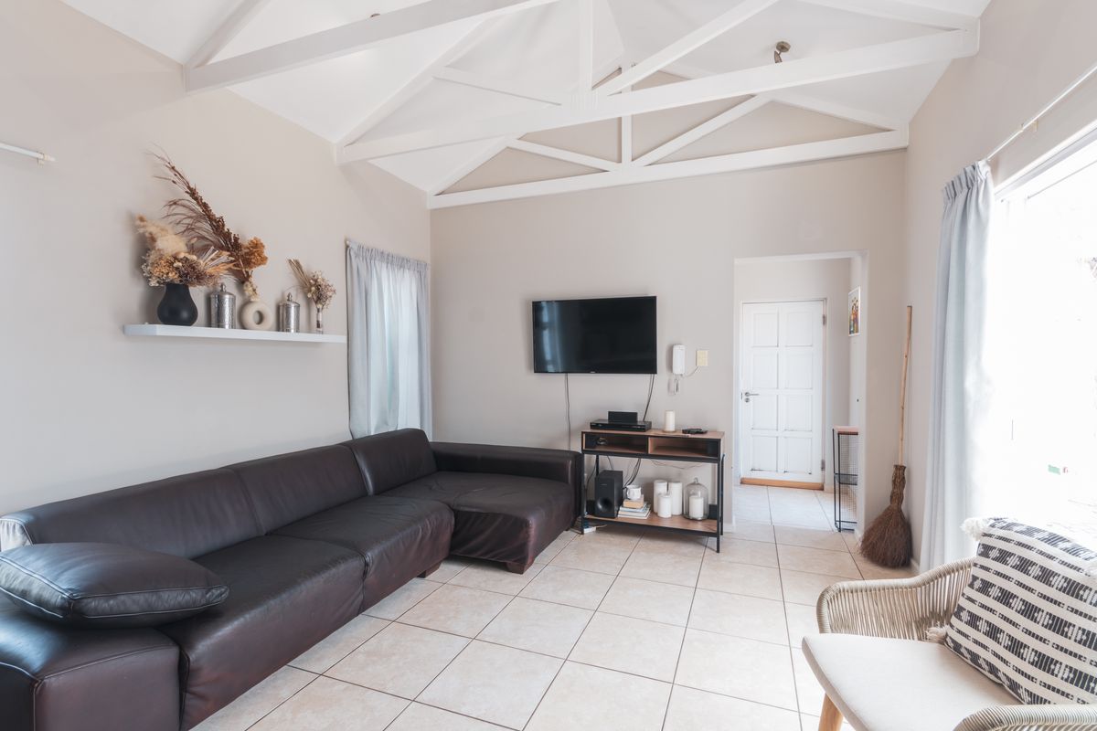 Modern Family Home in Parklands to Let - Photo 3