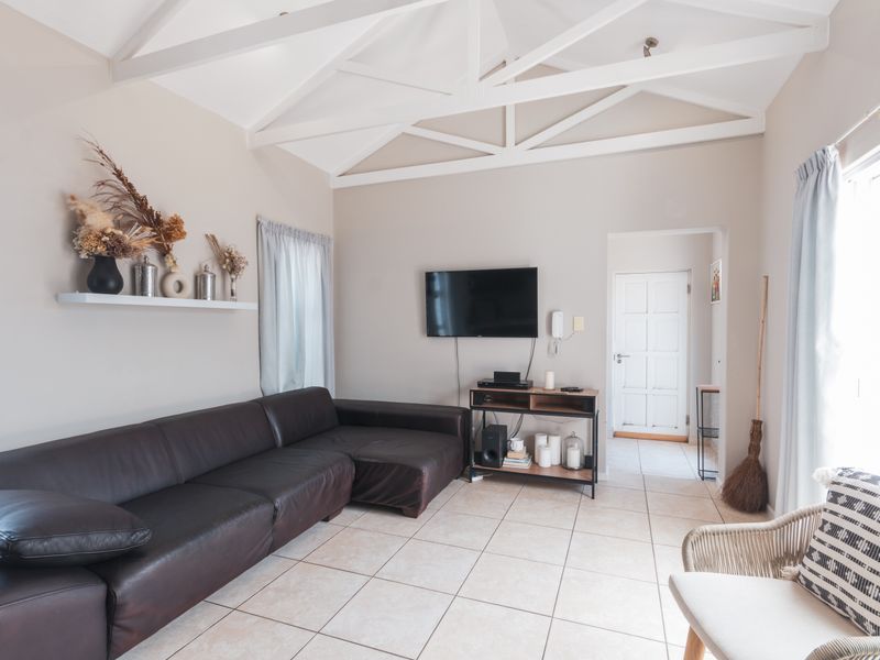 Modern Family Home in Parklands to Let - Photo 3