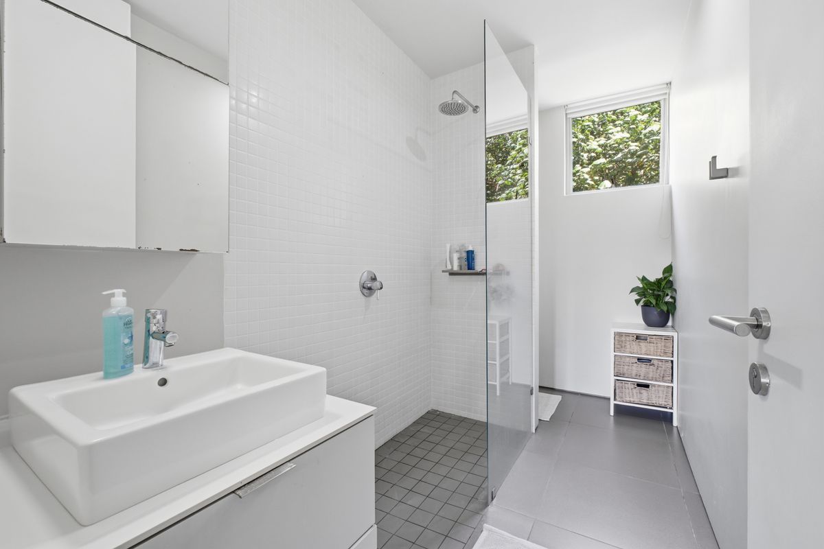 Beautiful 3 Bedroom Home in Dunkirk Estate - Photo 3