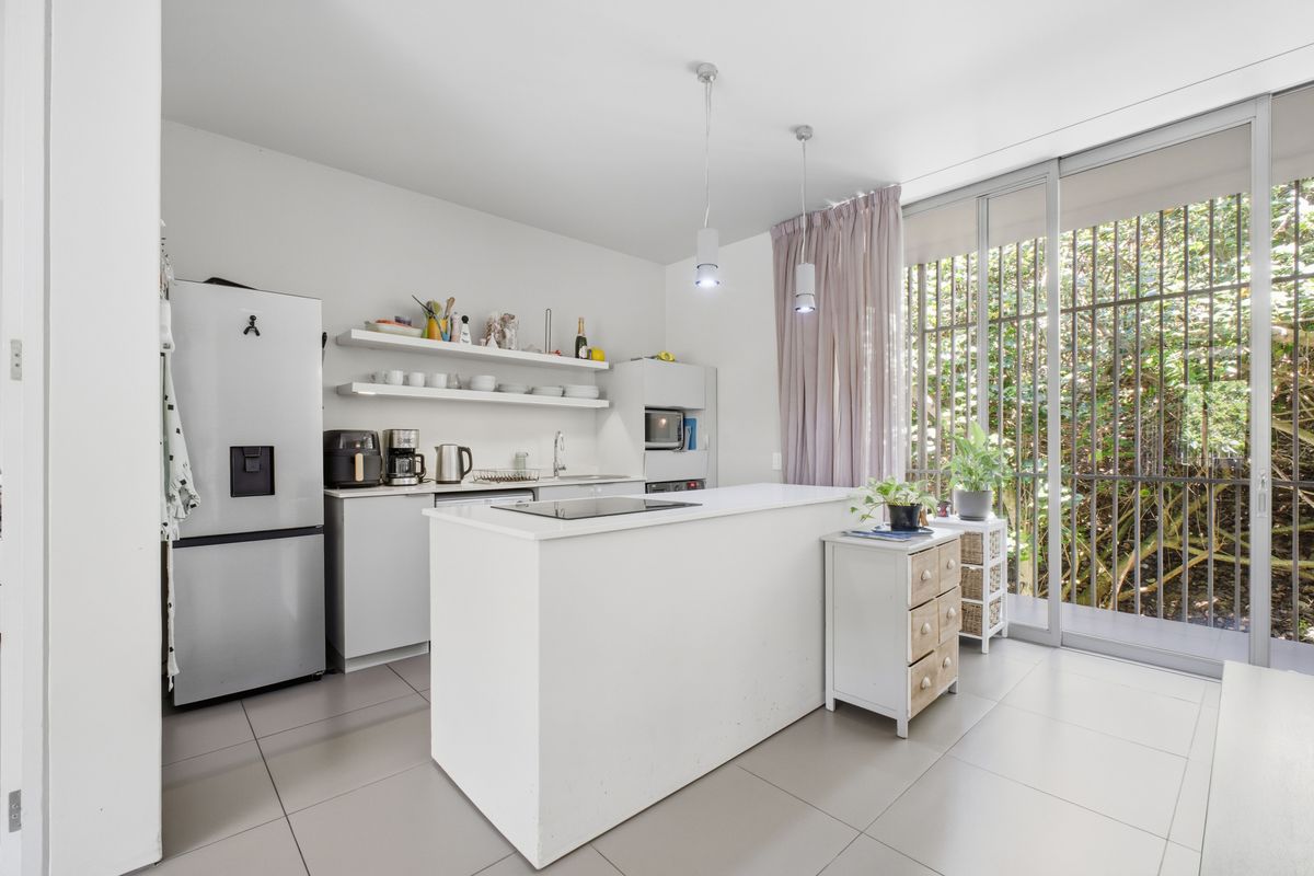 Beautiful 3 Bedroom Home in Dunkirk Estate - Photo 2