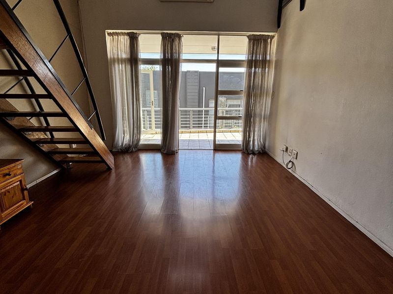 Incredible 2 bed plus loft spacious apartment - Photo 4