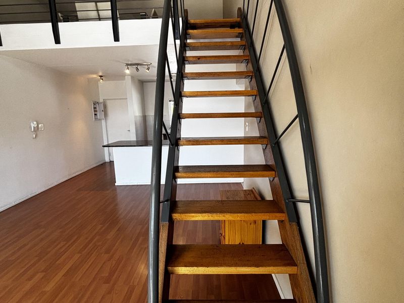 Incredible 2 bed plus loft spacious apartment - Photo 8