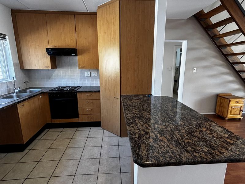 Incredible 2 bed plus loft spacious apartment - Photo 6