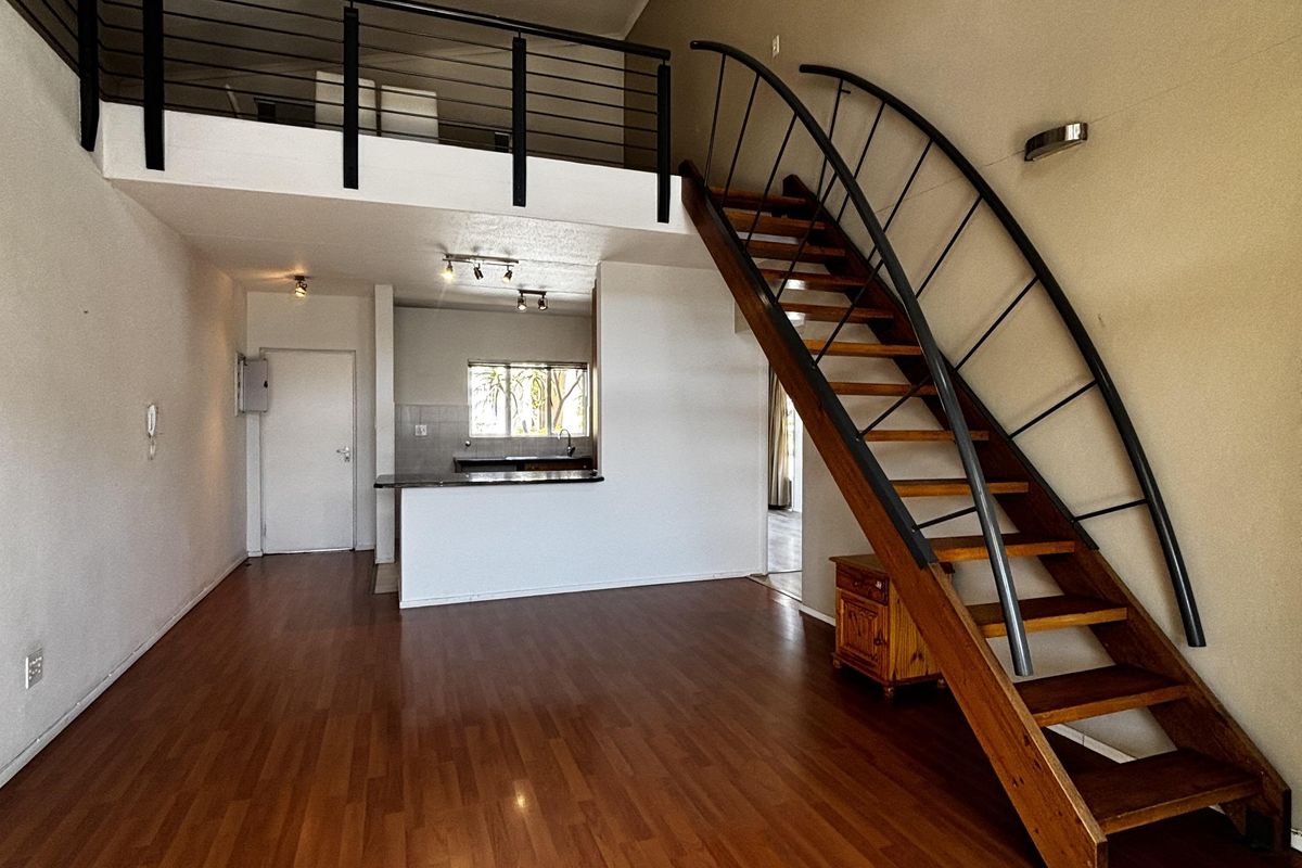 Incredible 2 bed plus loft spacious apartment - Photo 2