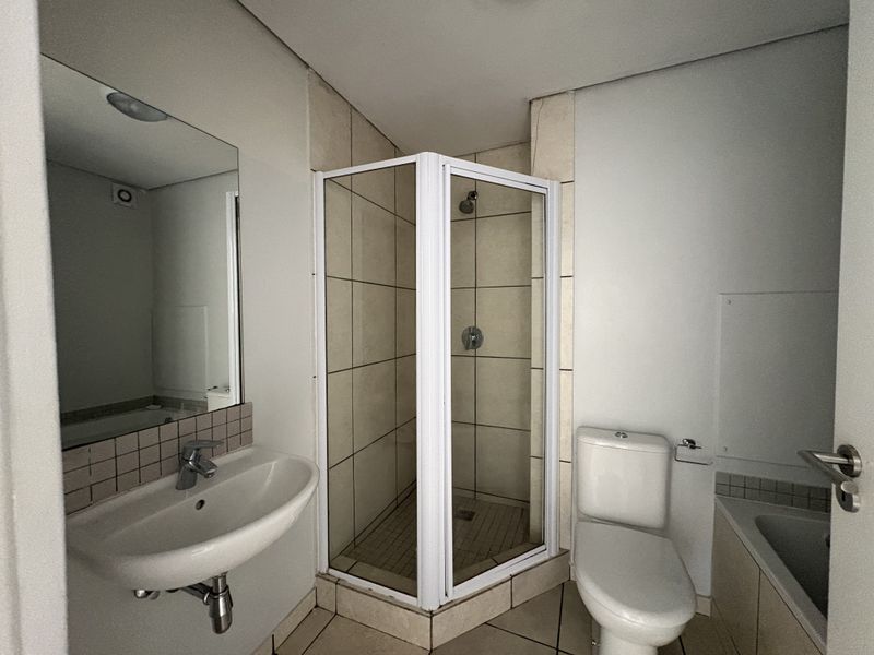 GORGEOUS 2-BEDROOM APARTMENT. - Photo 7