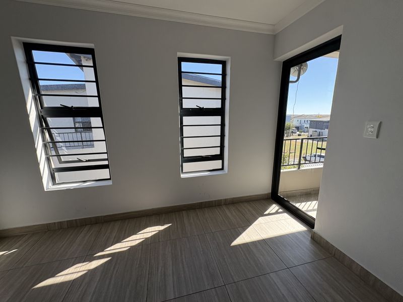 3 Bedroom 3 Bathroom Apartment in Parklands North - Photo 9