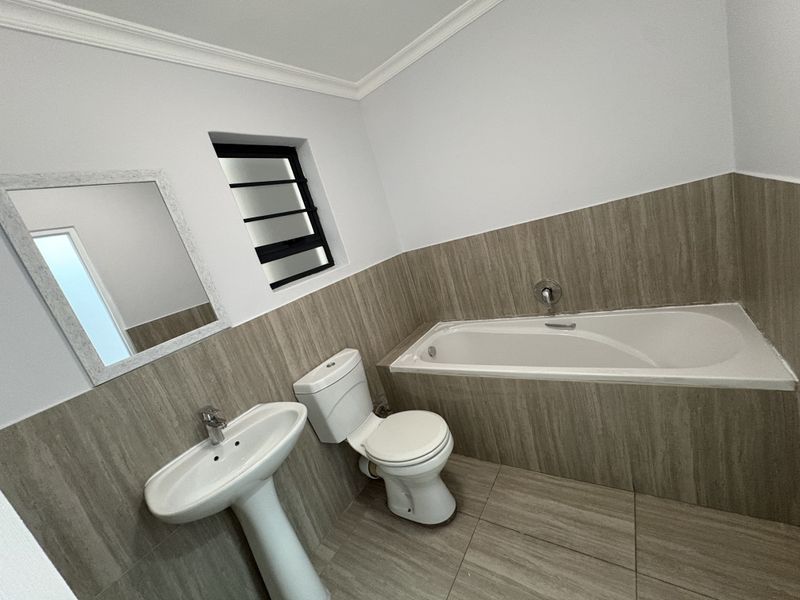 3 Bedroom 3 Bathroom Apartment in Parklands North - Photo 8