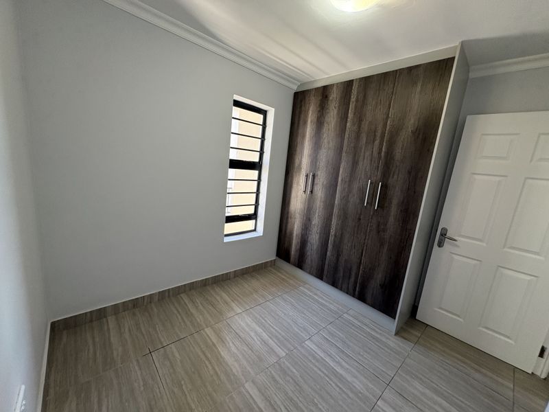 3 Bedroom 3 Bathroom Apartment in Parklands North - Photo 7