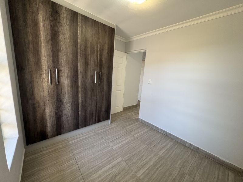3 Bedroom 3 Bathroom Apartment in Parklands North - Photo 6
