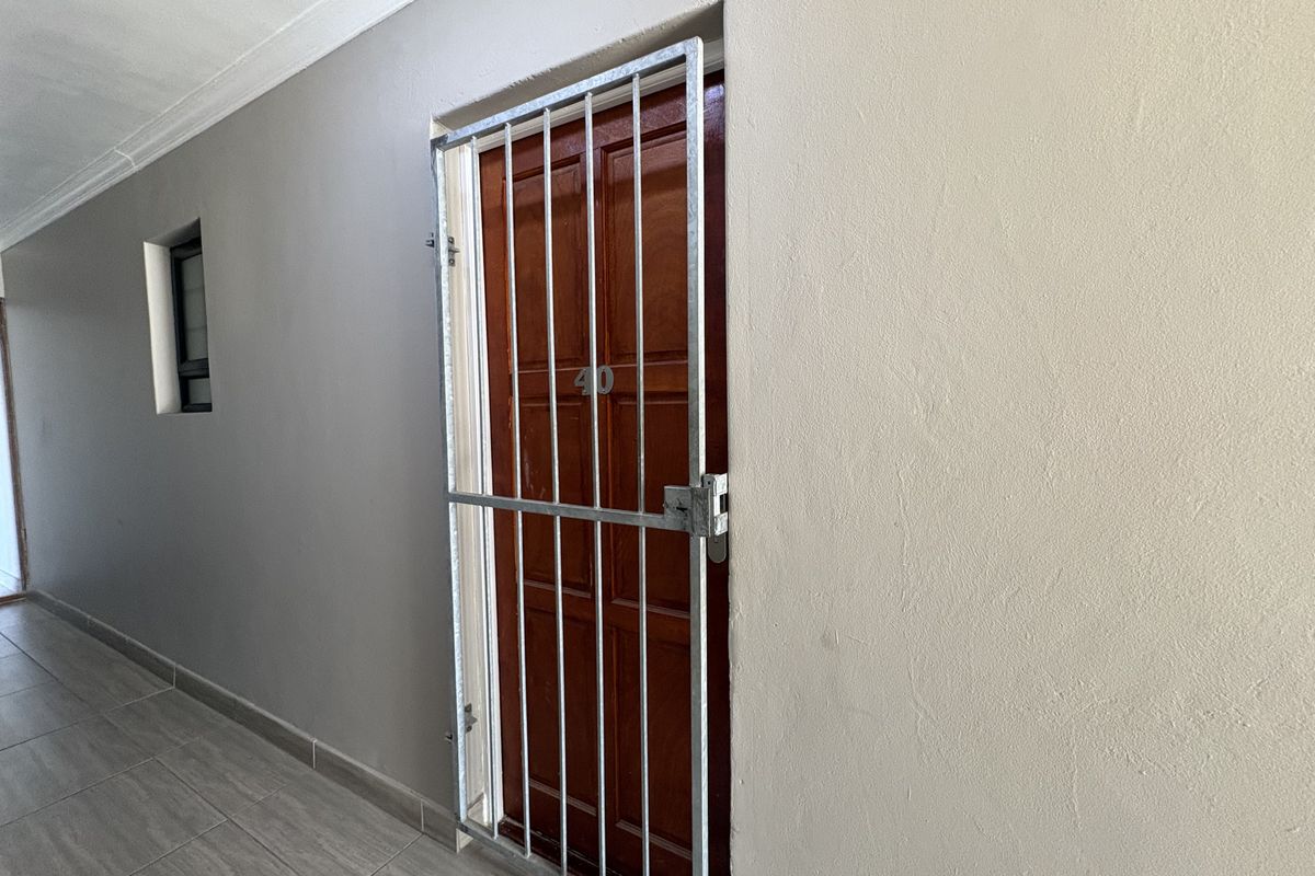 3 Bedroom 3 Bathroom Apartment in Parklands North - Photo 2