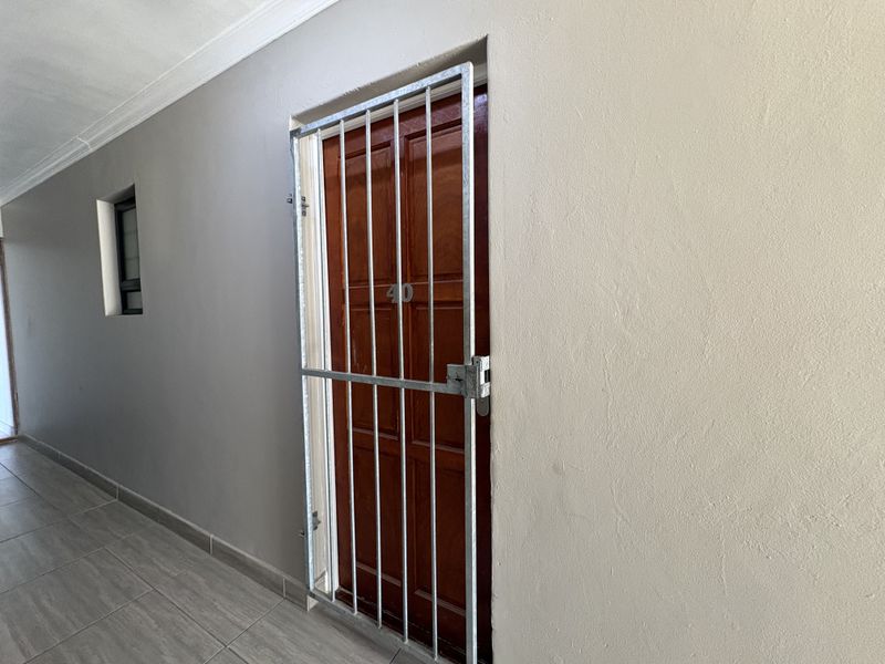 3 Bedroom 3 Bathroom Apartment in Parklands North - Photo 2