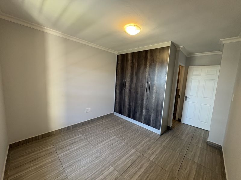 3 Bedroom 3 Bathroom Apartment in Parklands North - Photo 5