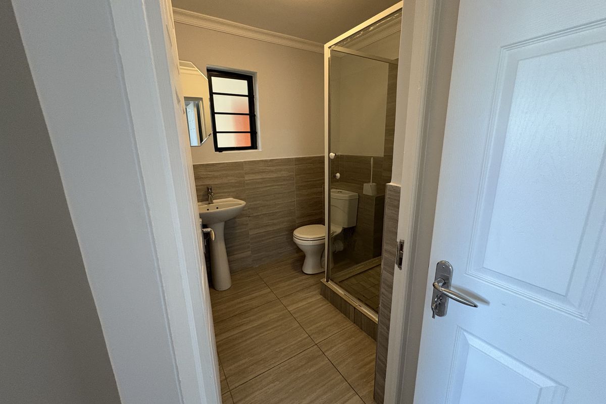 3 Bedroom 3 Bathroom Apartment in Parklands North - Photo 3