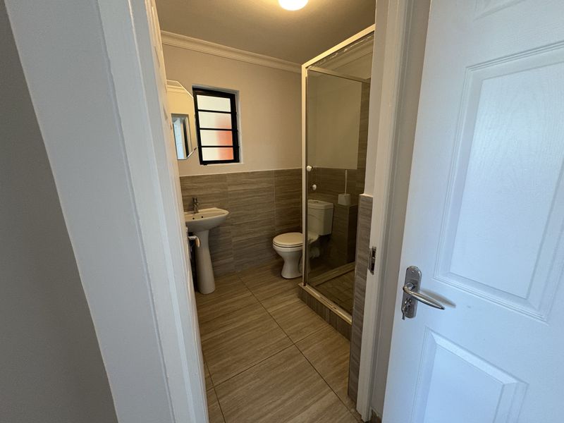 3 Bedroom 3 Bathroom Apartment in Parklands North - Photo 3